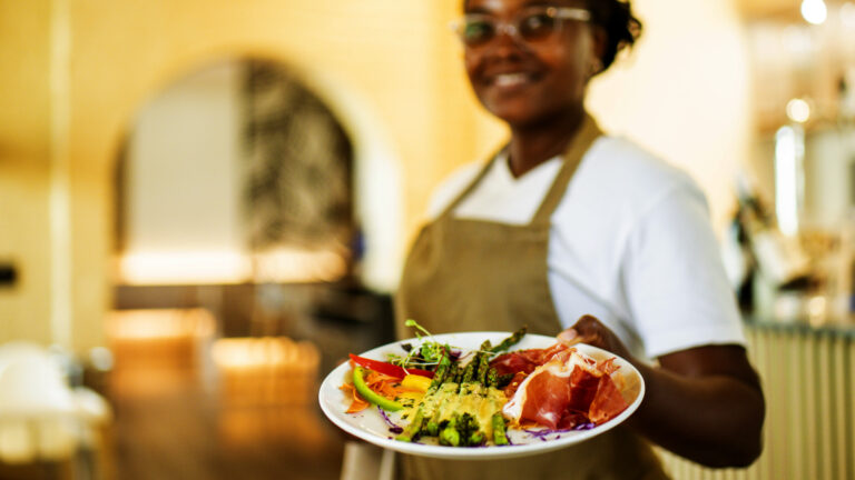 Leo's Garden Restaurant Slide 3